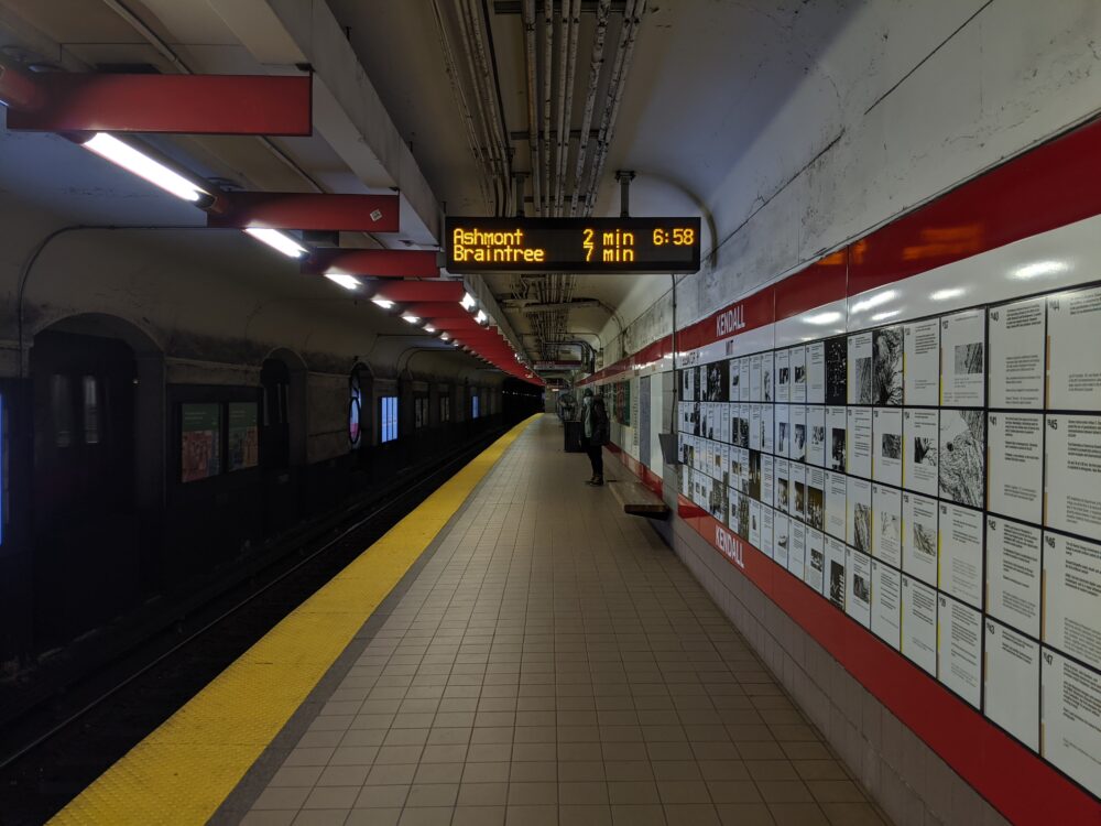 picture of kendall square station, next to the inbound tracks